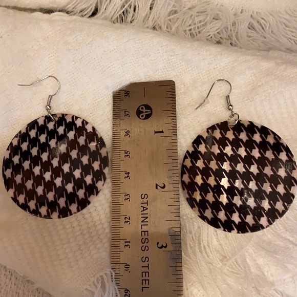 Abalone houndstooth pierced dangle earrings! NWT - Picture 4 of 7